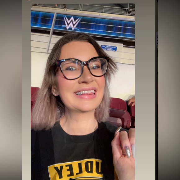 Meet your Posher, Dee - Picture 5 of 5